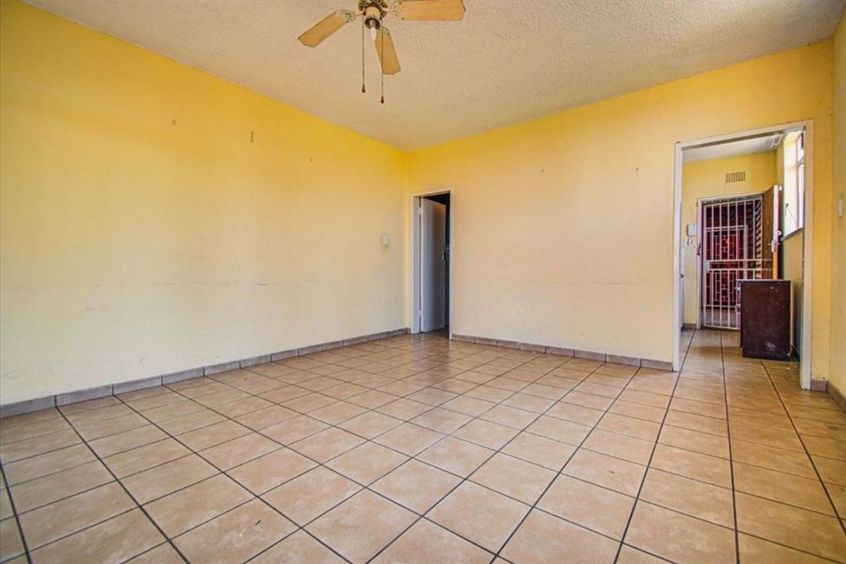 Bachelor’s Unit with Sunroom & Balcony Charm - Photo 2