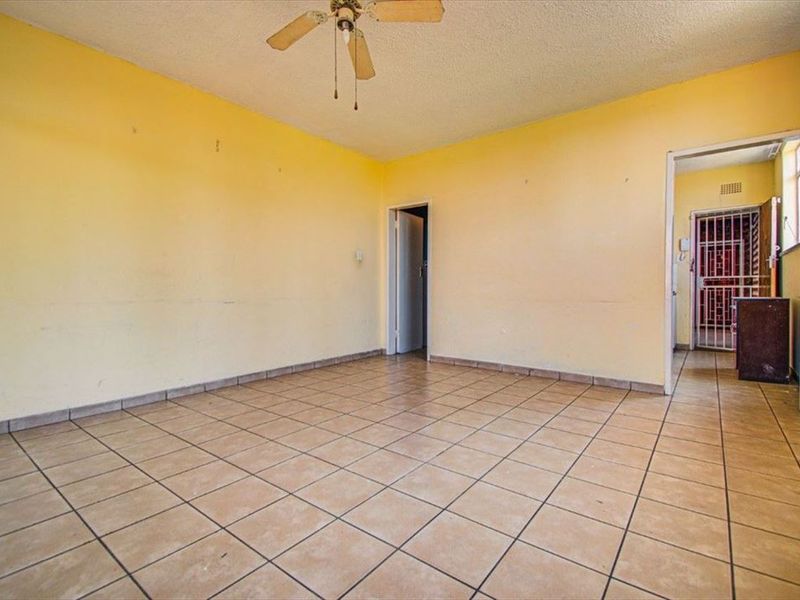 Bachelor’s Unit with Sunroom & Balcony Charm - Photo 2