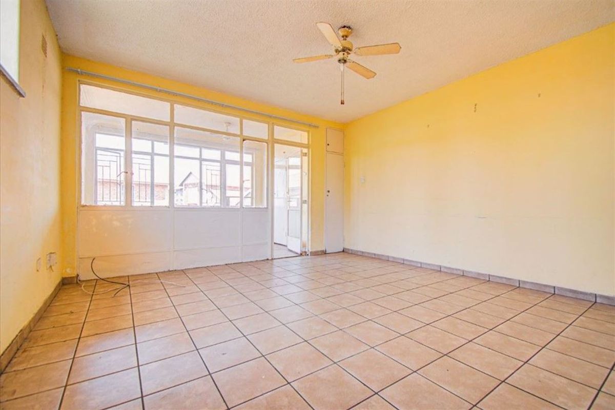 Bachelor’s Unit with Sunroom & Balcony Charm - Photo 4