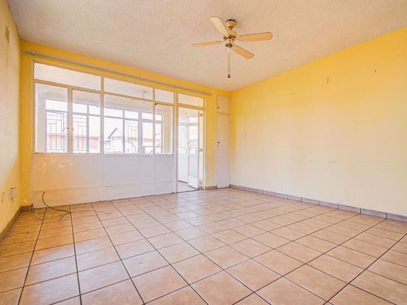 Bachelor’s Unit with Sunroom & Balcony Charm - Photo 4