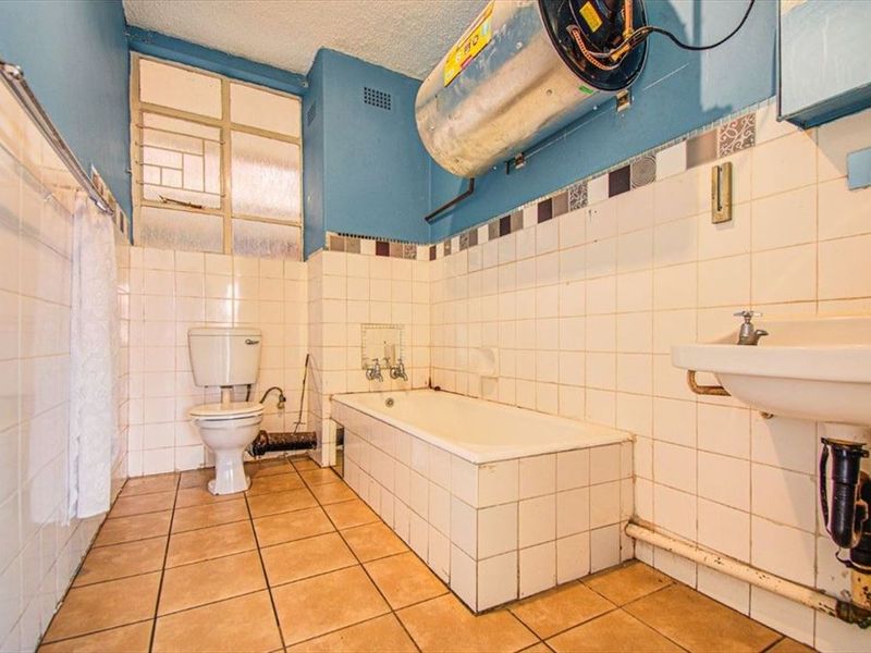 Bachelor’s Unit with Sunroom & Balcony Charm - Photo 10