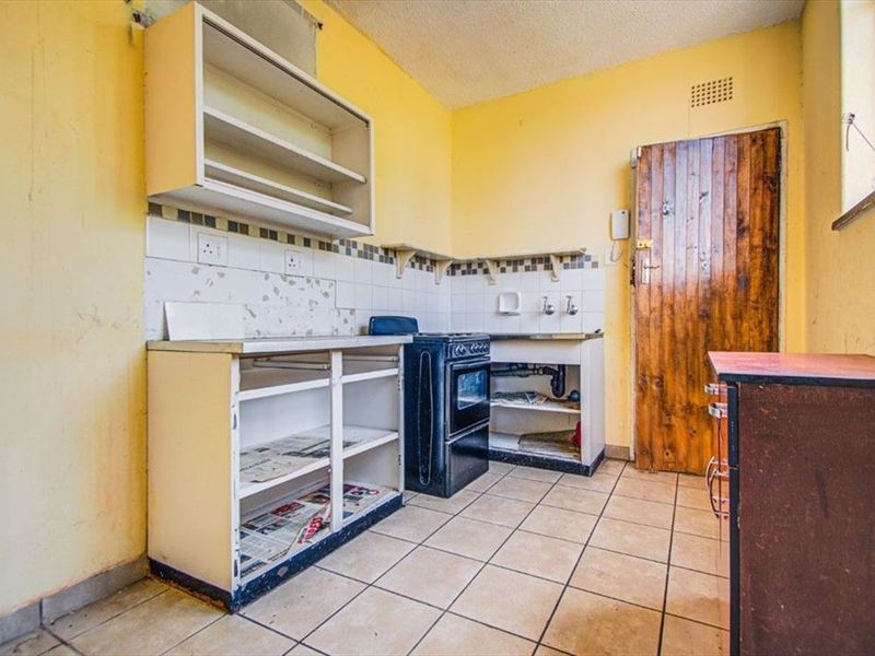 Bachelor’s Unit with Sunroom & Balcony Charm - Photo 8