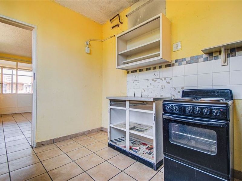 Bachelor’s Unit with Sunroom & Balcony Charm - Photo 9