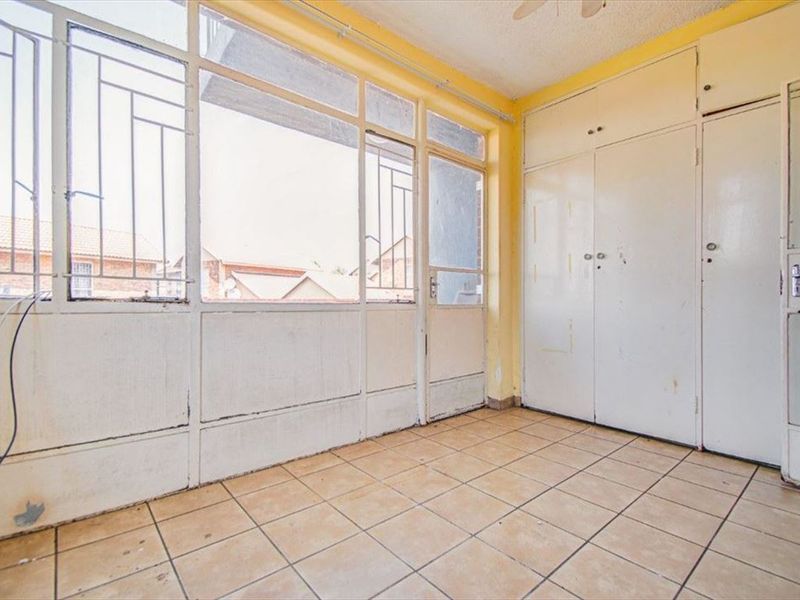 Bachelor’s Unit with Sunroom & Balcony Charm - Photo 7