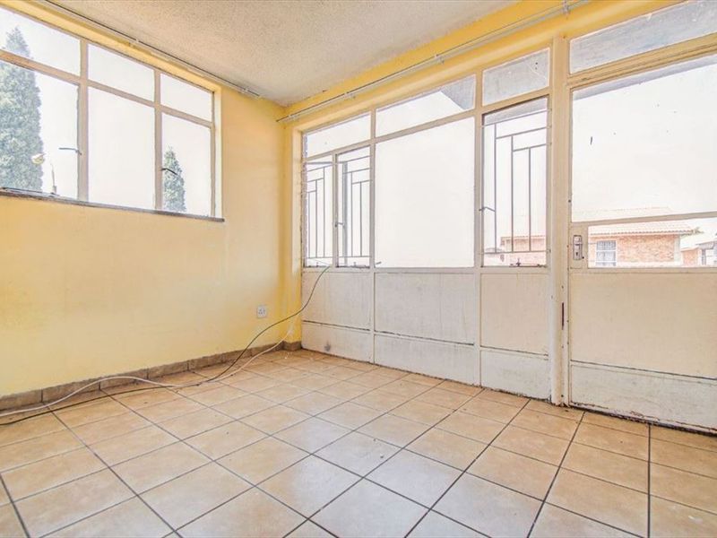 Bachelor’s Unit with Sunroom & Balcony Charm - Photo 6