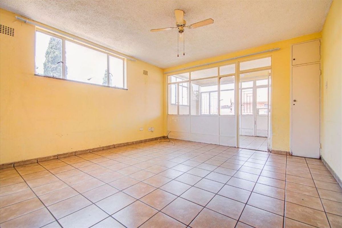 Bachelor’s Unit with Sunroom & Balcony Charm - Photo 3