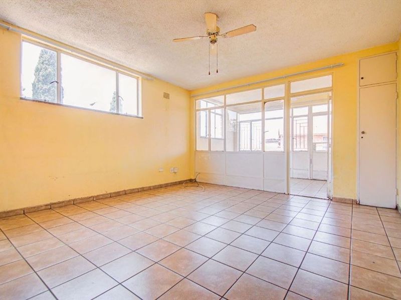 Bachelor’s Unit with Sunroom & Balcony Charm - Photo 3