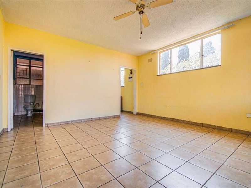 Bachelor’s Unit with Sunroom & Balcony Charm - Photo 5