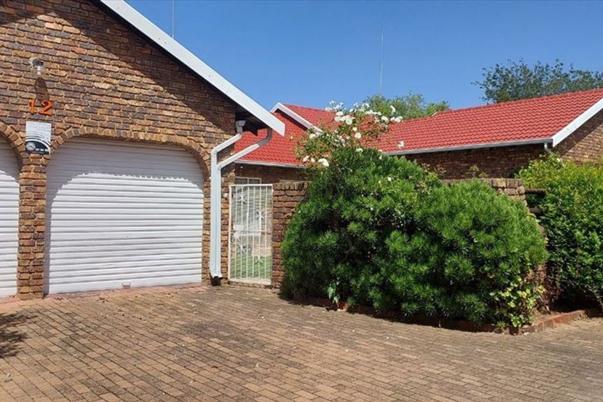 Townhouse Grandeur in Birchleigh - Photo 3