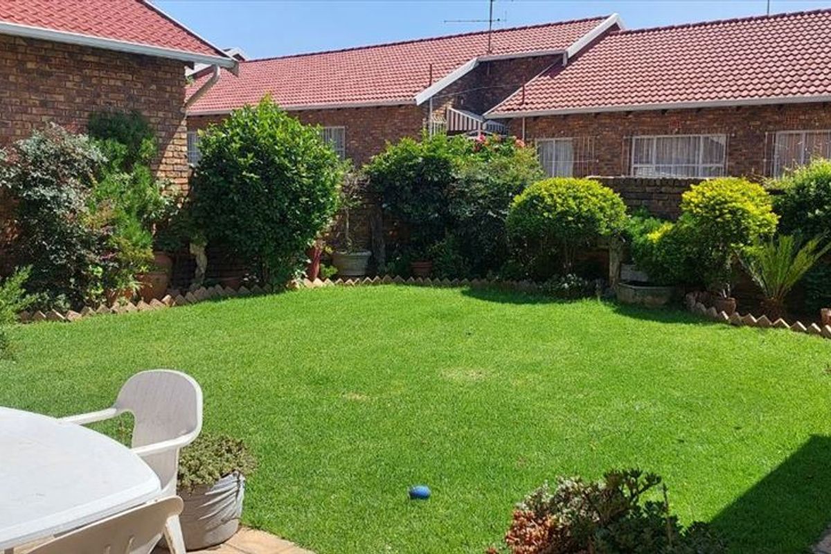 Townhouse Grandeur in Birchleigh - Photo 2