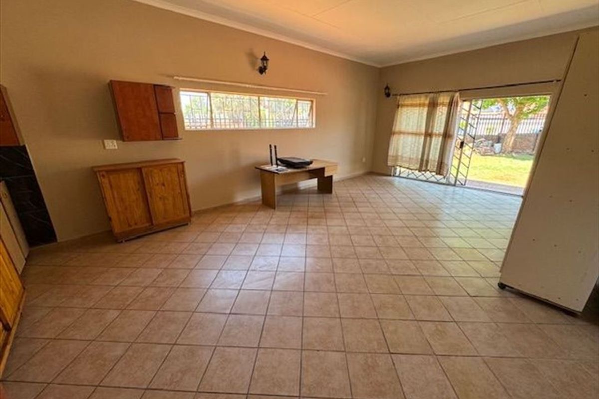 Family Elegance in a Secure Haven - Photo 5