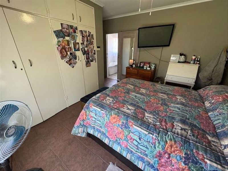 Family Elegance in a Secure Haven - Photo 8