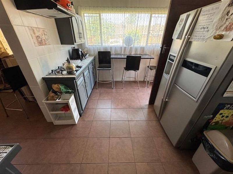 Family Elegance in a Secure Haven - Photo 3