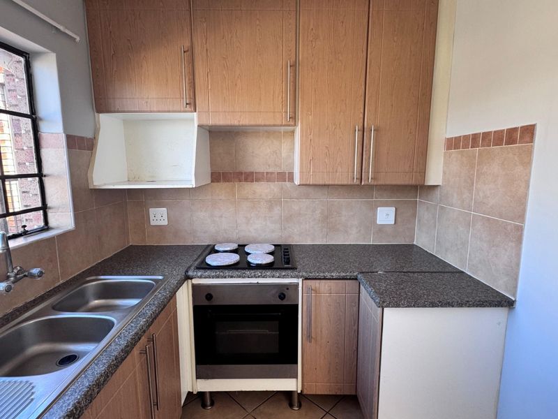 Modern 2-Bedroom Apartment in Secure Eco Park Estate  - Photo 3