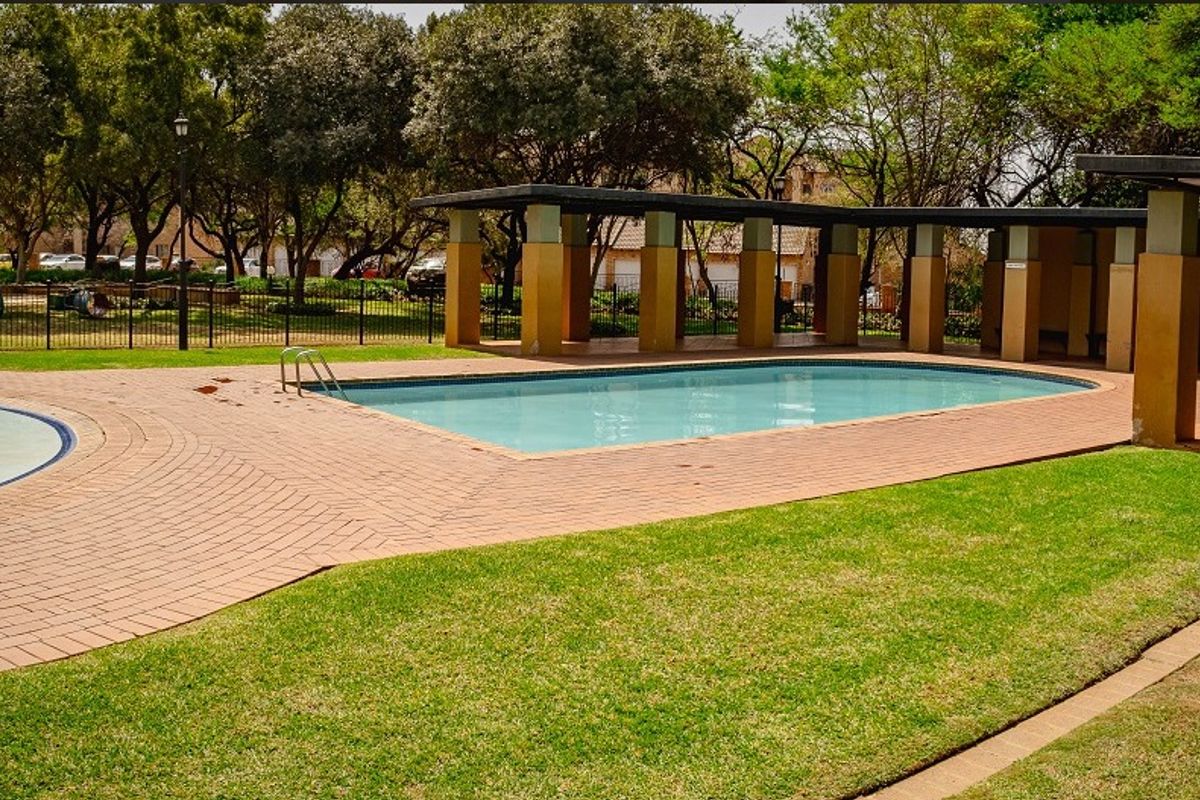Modern 2-Bedroom Apartment in Secure Eco Park Estate  - Photo 5
