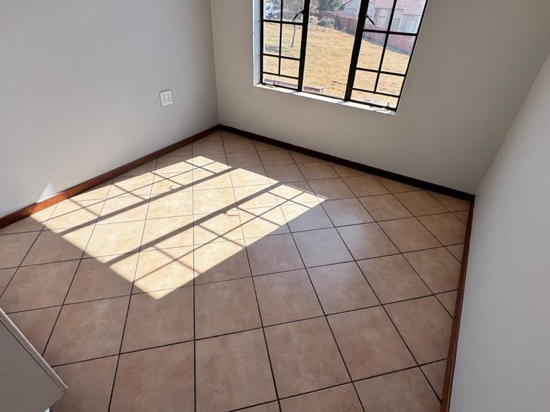 Modern 2-Bedroom Apartment in Secure Eco Park Estate  - Photo 9