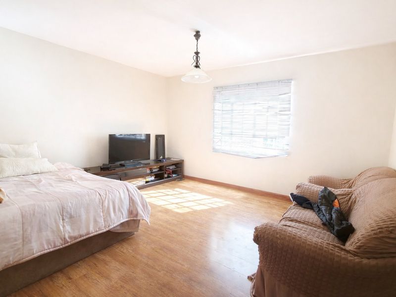 Elegant Face-Brick Double Storey Home – Prime Die Hoewes Location - Photo 2