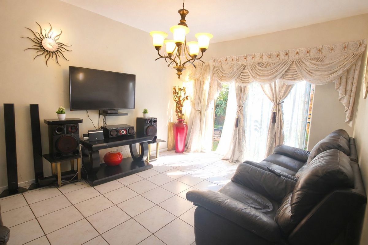 Elegant Face-Brick Double Storey Home – Prime Die Hoewes Location - Photo 3