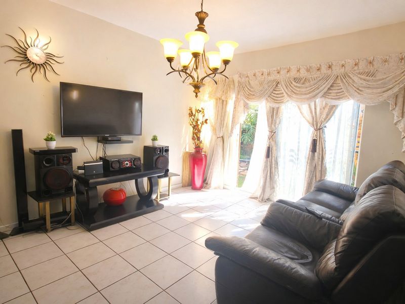 Elegant Face-Brick Double Storey Home – Prime Die Hoewes Location - Photo 3