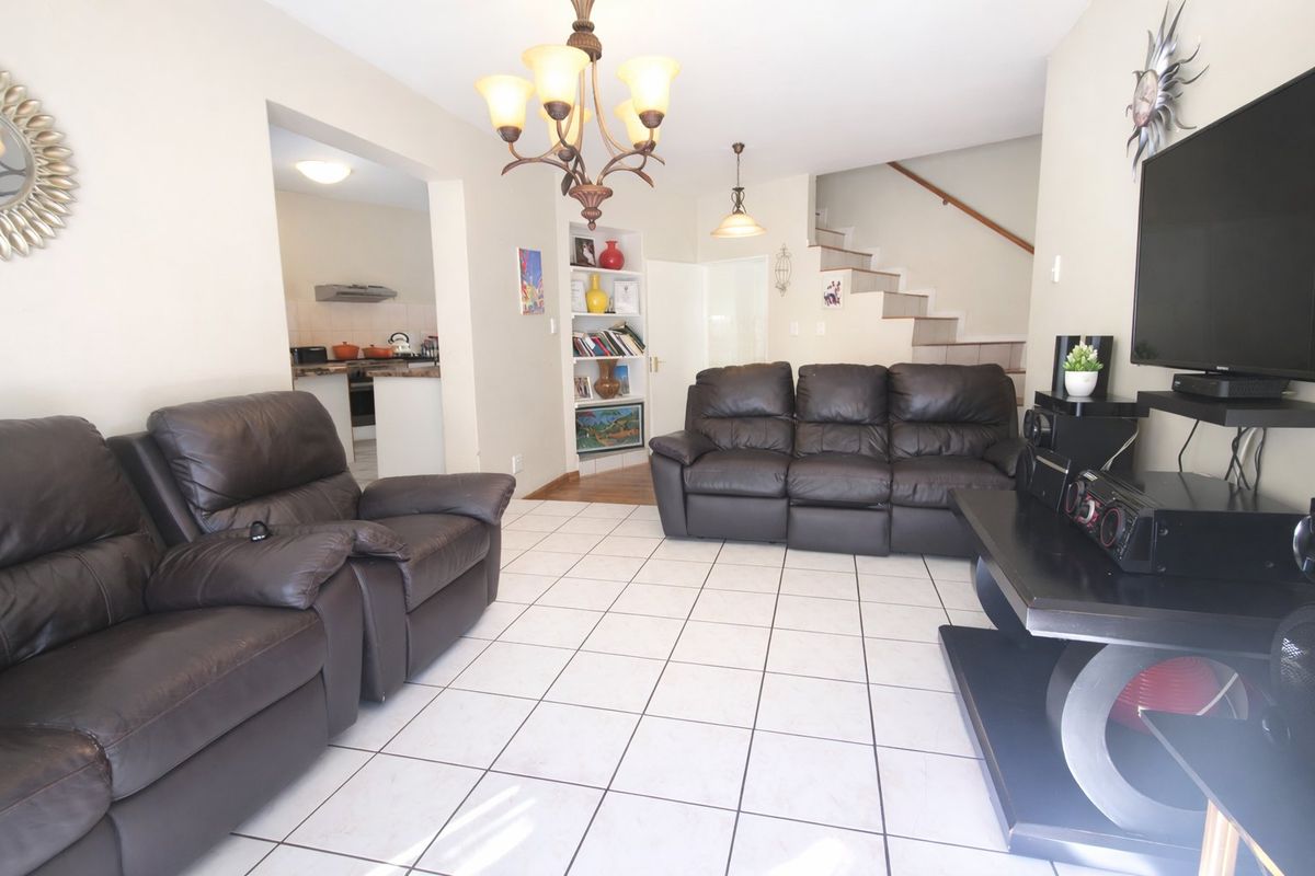 Elegant Face-Brick Double Storey Home – Prime Die Hoewes Location - Photo 4