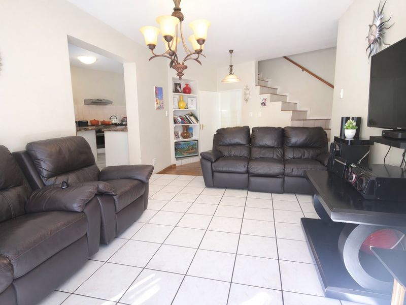 Elegant Face-Brick Double Storey Home – Prime Die Hoewes Location - Photo 4