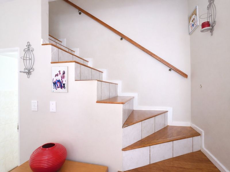 Elegant Face-Brick Double Storey Home – Prime Die Hoewes Location - Photo 9