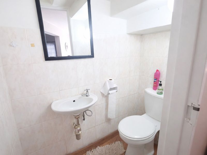 Elegant Face-Brick Double Storey Home – Prime Die Hoewes Location - Photo 8