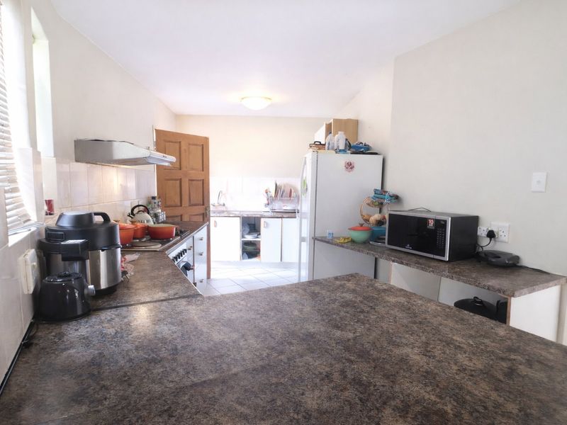 Elegant Face-Brick Double Storey Home – Prime Die Hoewes Location - Photo 6