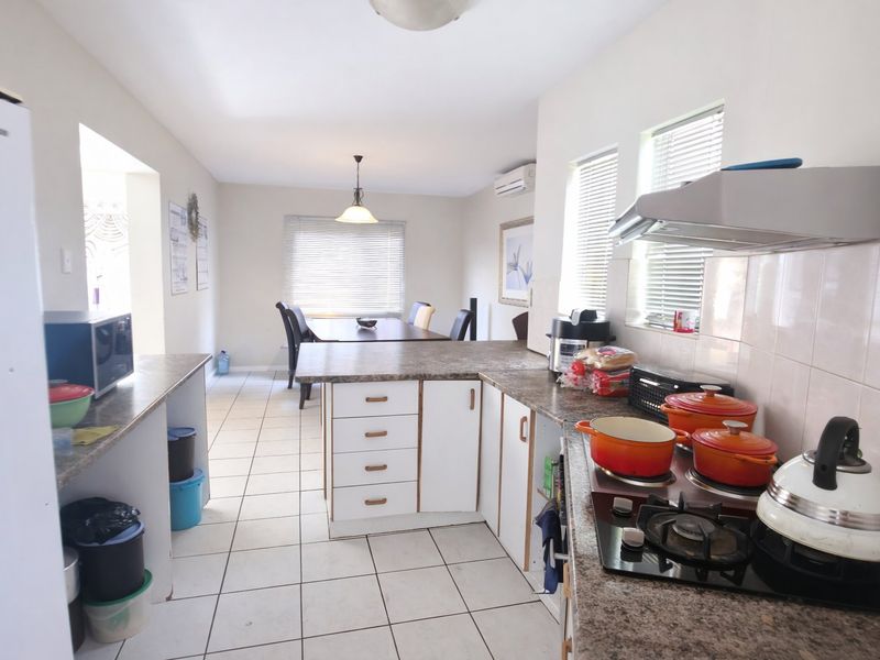 Elegant Face-Brick Double Storey Home – Prime Die Hoewes Location - Photo 7