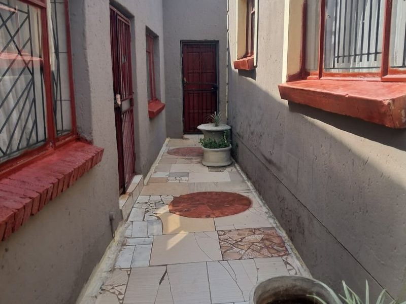 This is a must see - 2 Bedrooms House in Atteridgeville R890 000. - Photo 8