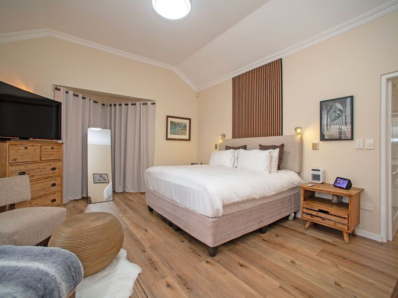 Stylish Family Living with Luxury Extras & Full Backup Systems! - Photo 3