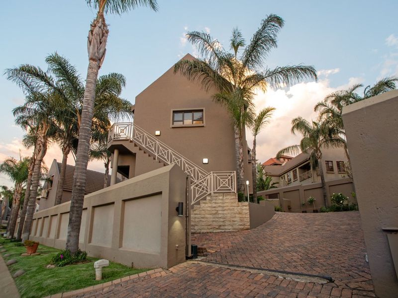 Stylish Family Living with Luxury Extras & Full Backup Systems! - Photo 1