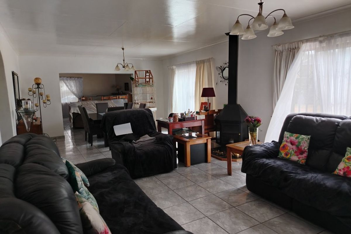 Spacious Family Haven with Ultimate Entertainment Appeal! - Photo 5