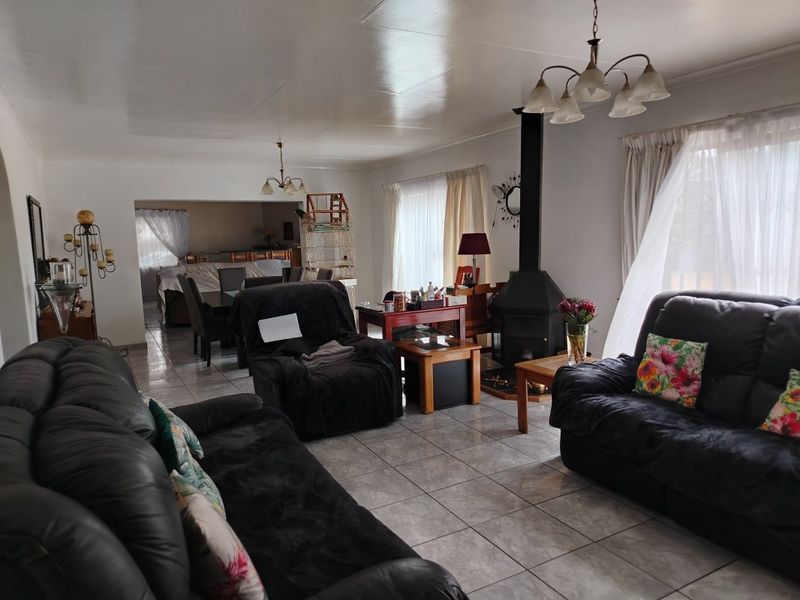 Spacious Family Haven with Ultimate Entertainment Appeal! - Photo 5