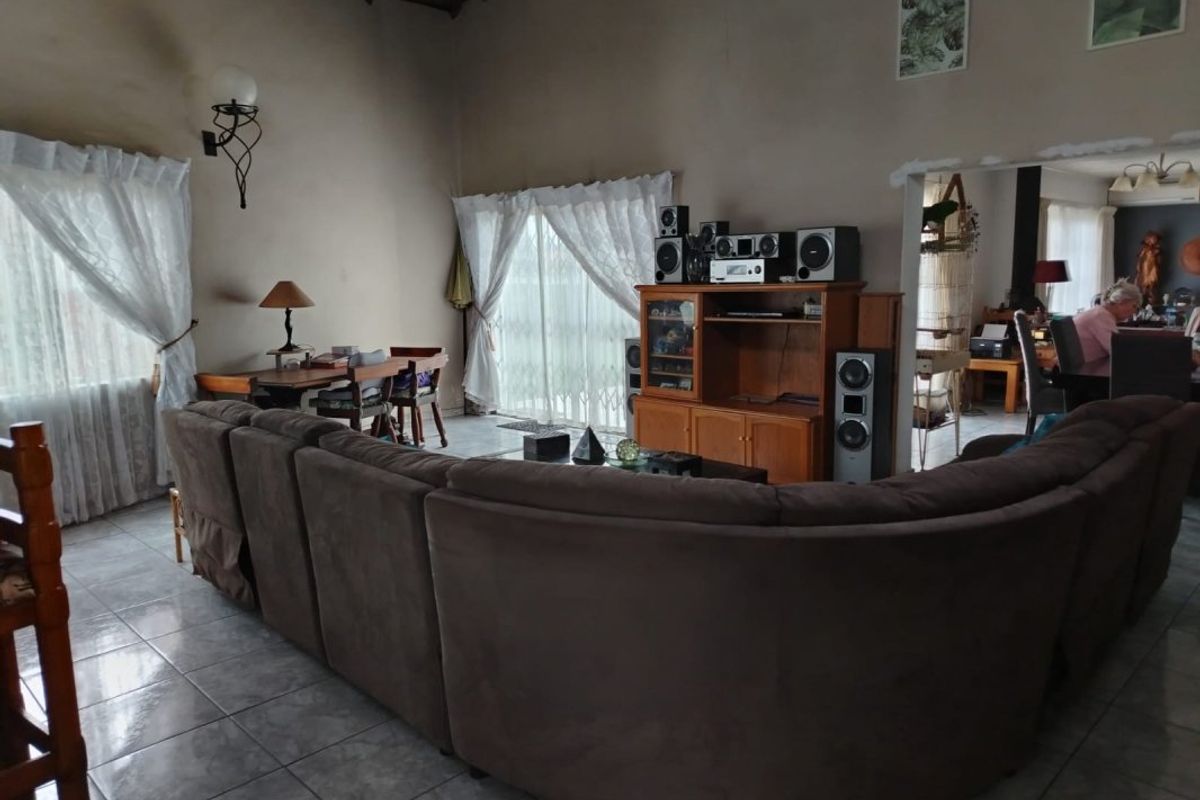 Spacious Family Haven with Ultimate Entertainment Appeal! - Photo 4