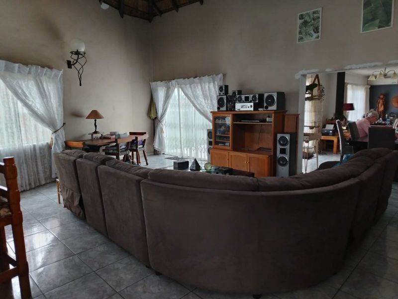 Spacious Family Haven with Ultimate Entertainment Appeal! - Photo 4
