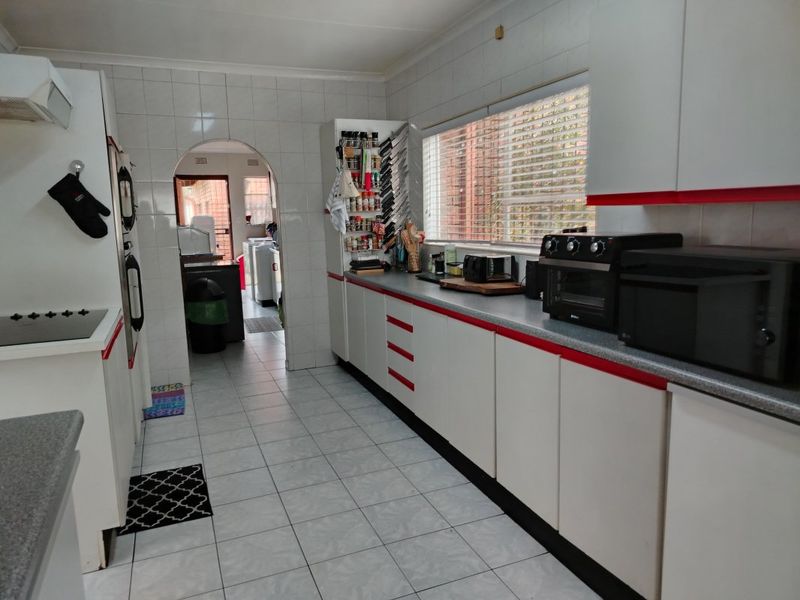Spacious Family Haven with Ultimate Entertainment Appeal! - Photo 6