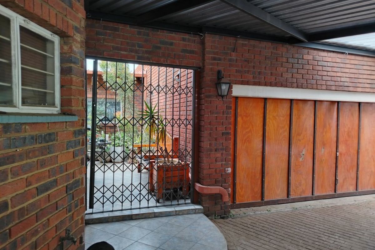 Spacious Family Haven with Ultimate Entertainment Appeal! - Photo 3