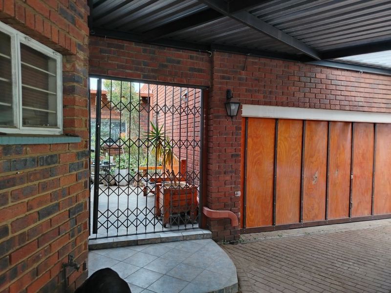 Spacious Family Haven with Ultimate Entertainment Appeal! - Photo 3