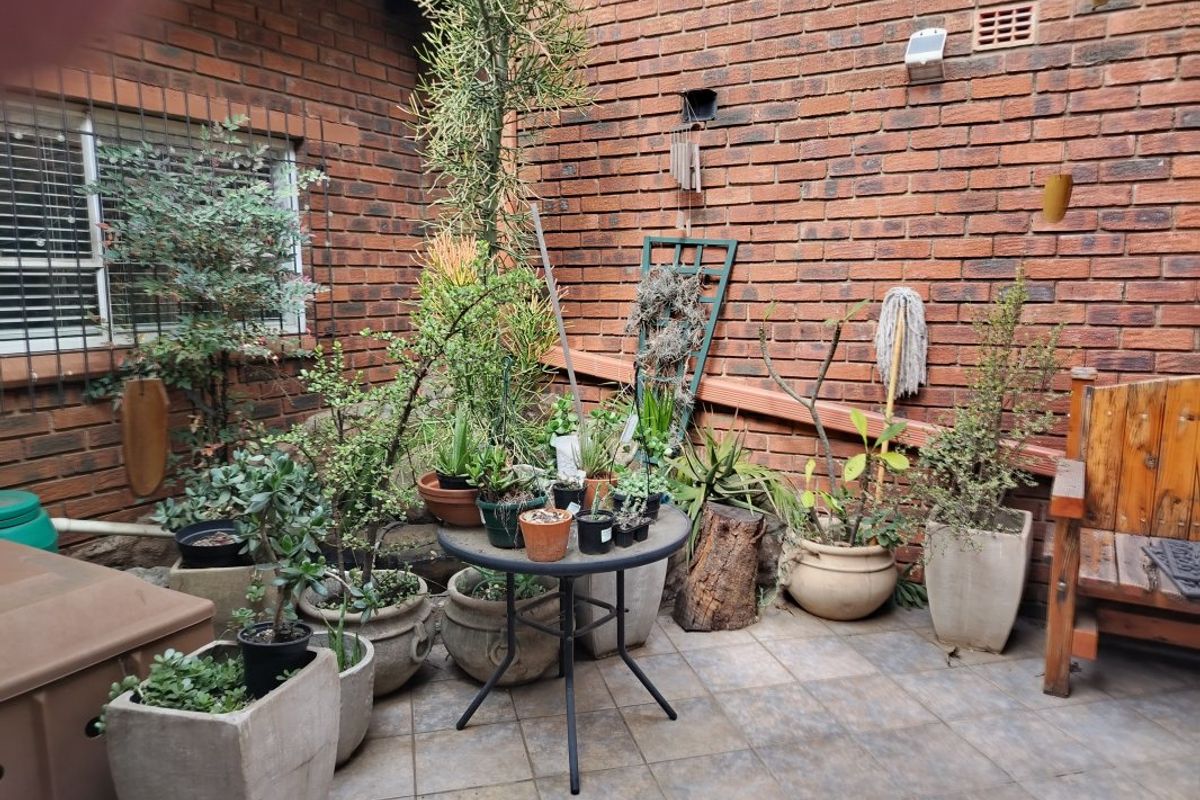 Spacious Family Haven with Ultimate Entertainment Appeal! - Photo 2