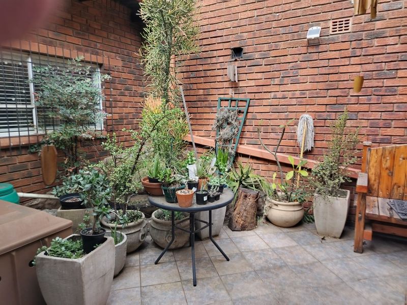 Spacious Family Haven with Ultimate Entertainment Appeal! - Photo 2