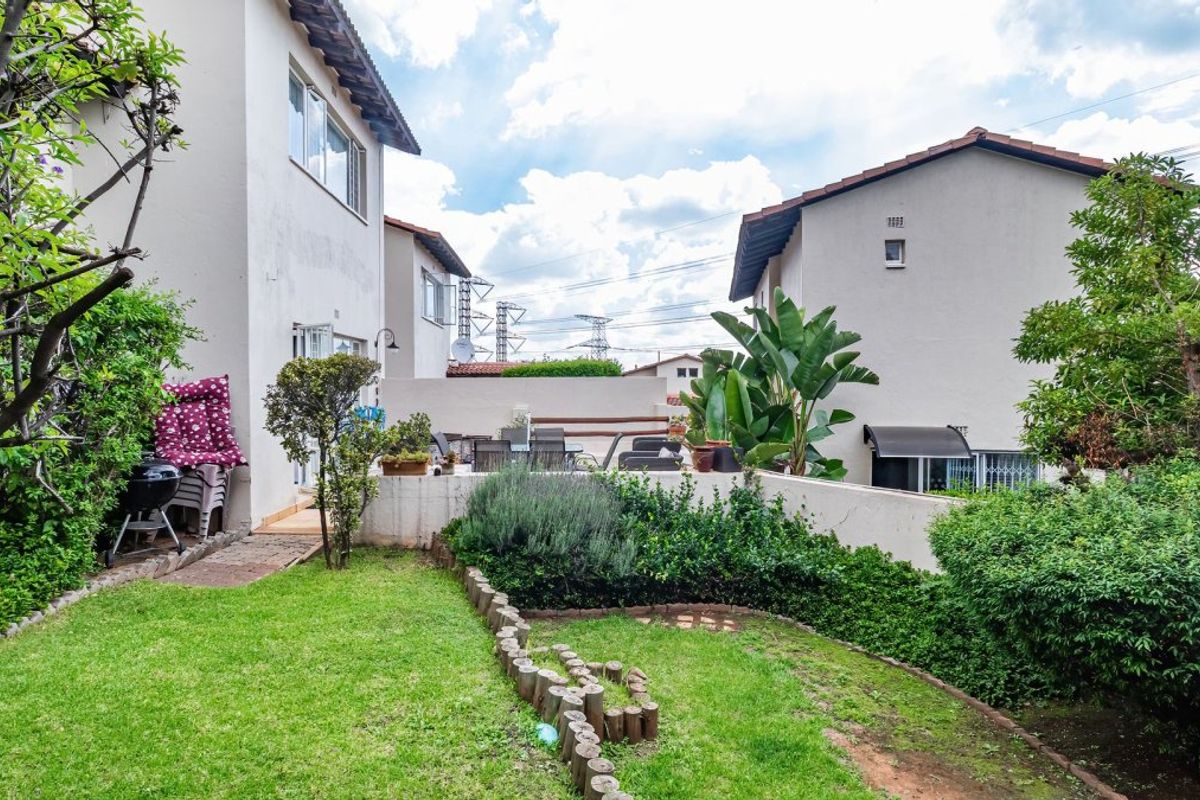 Charming Duplex Living with Private Garden & Lovely Kitchen! - Photo 3