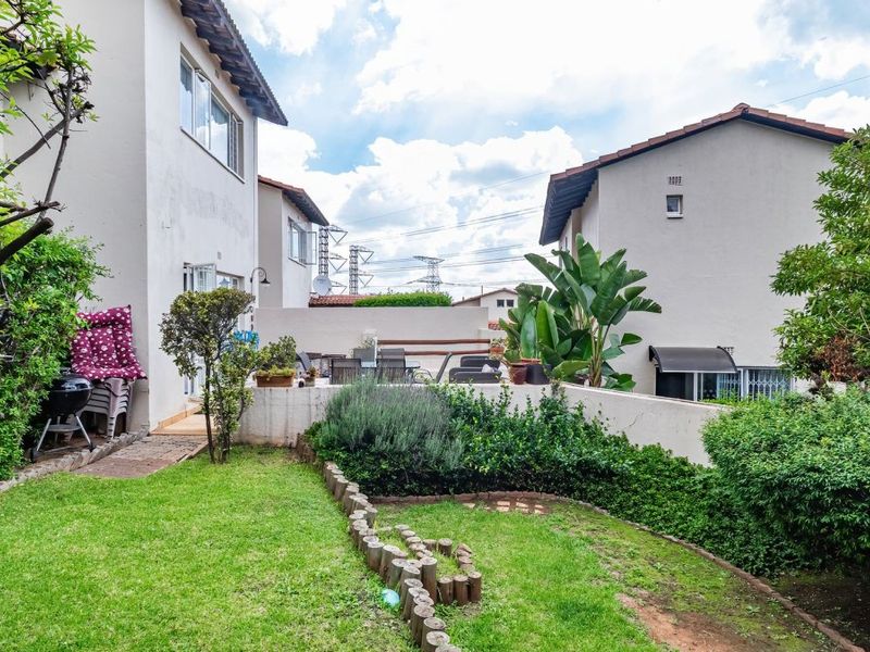 Charming Duplex Living with Private Garden & Lovely Kitchen! - Photo 2