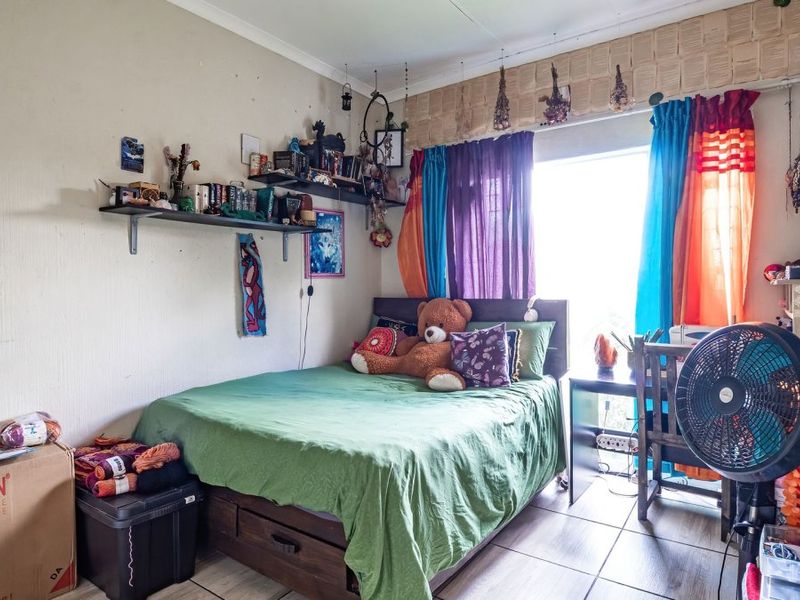 Charming Duplex Living with Private Garden & Lovely Kitchen! - Photo 8
