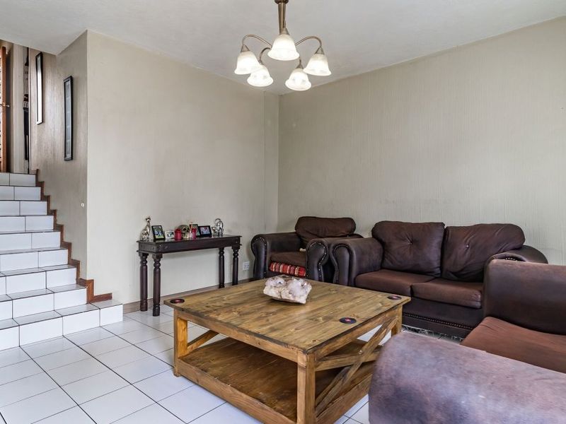 Charming Duplex Living with Private Garden & Lovely Kitchen! - Photo 10