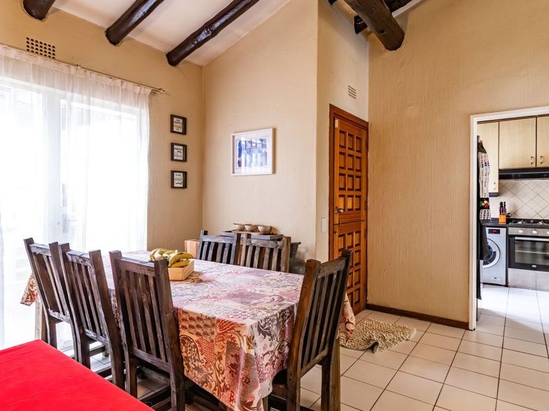 Charming Duplex Living with Private Garden & Lovely Kitchen! - Photo 7