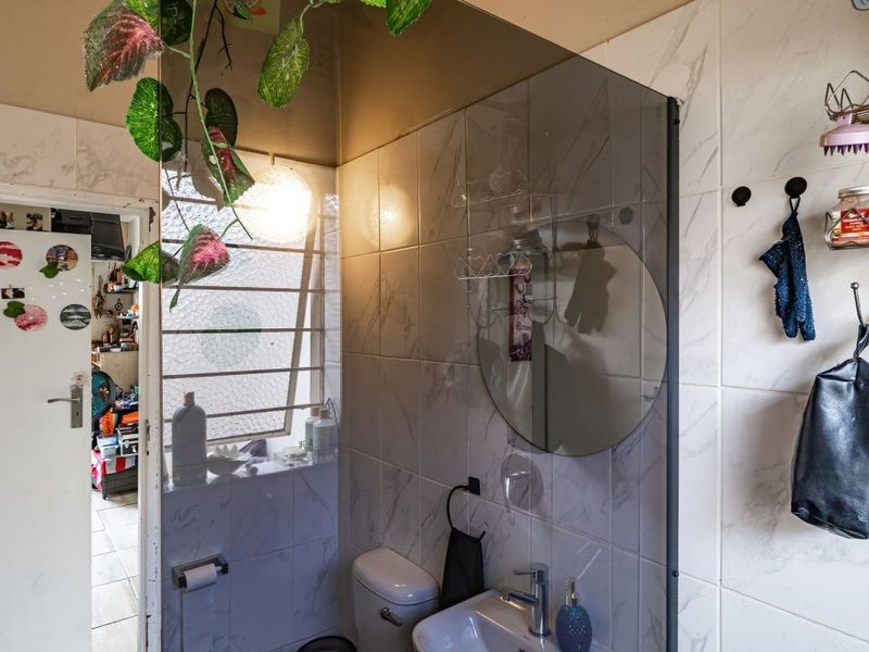 Charming Duplex Living with Private Garden & Lovely Kitchen! - Photo 6
