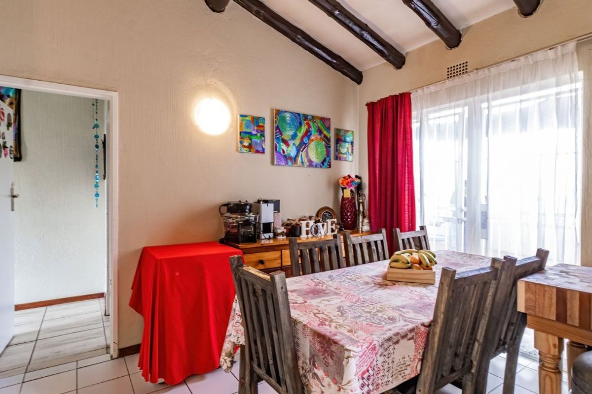Charming Duplex Living with Private Garden & Lovely Kitchen! - Photo 4