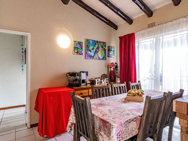 Charming Duplex Living with Private Garden & Lovely Kitchen! - Photo 4