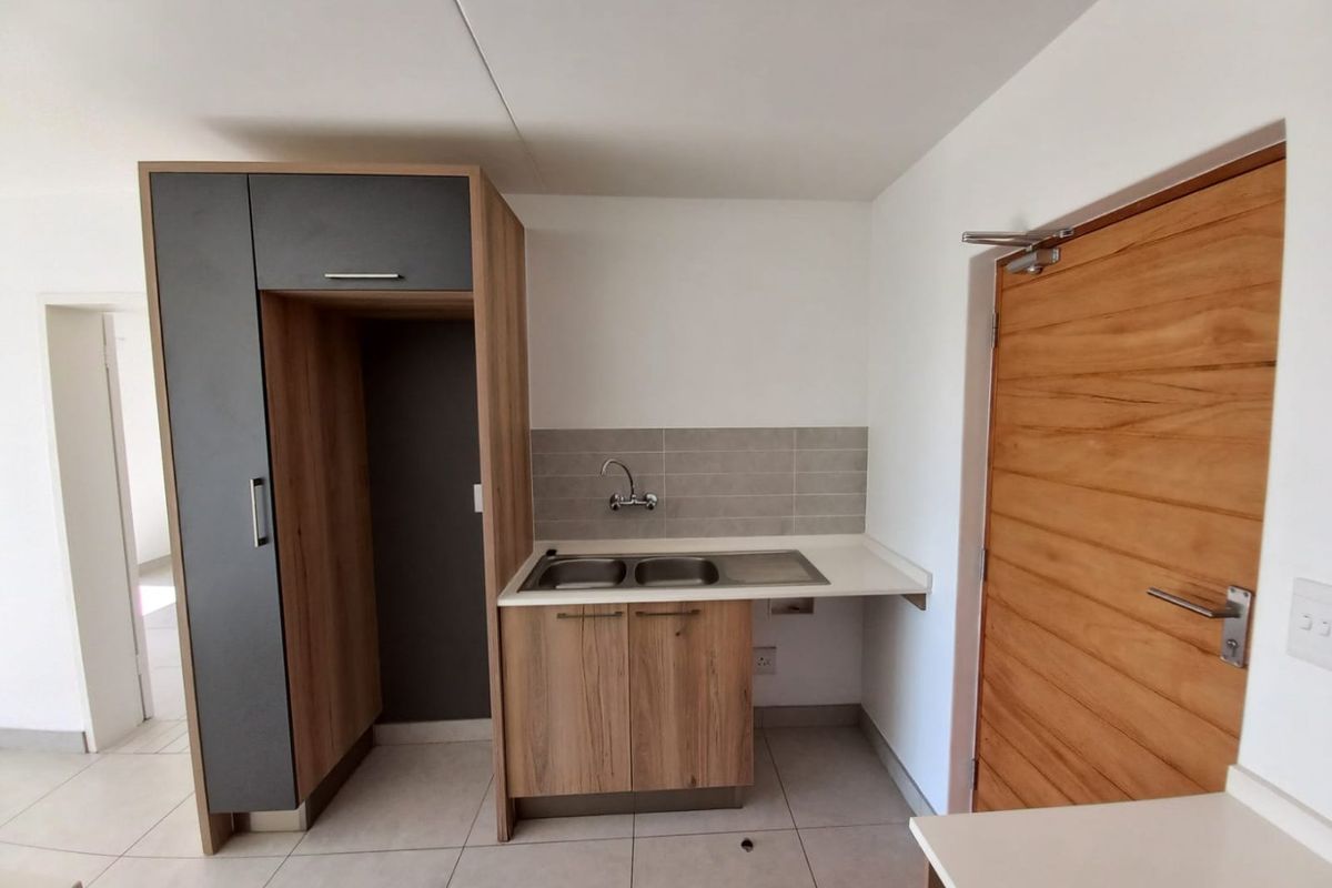 1 Bedroom, 1 Bathroom Apartment to rent in Eco lake, Eco-Park Estate. - Photo 3